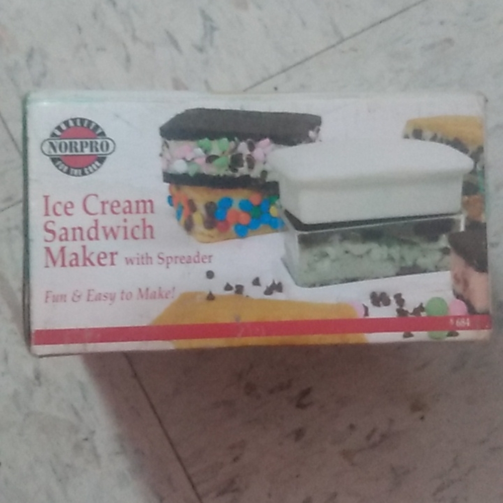 Ice cream sandwich maker with spreader